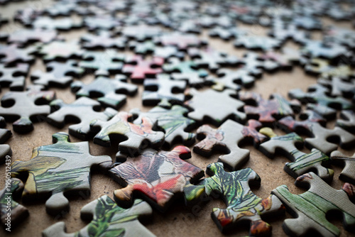 Puzzlestücke. Unfertiges Puzzle. Puzzleteile. Puzzle
