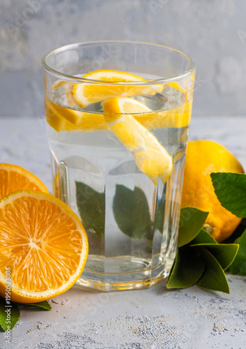 Canvas-taulu Glass of water with lemon slices - Lemon water