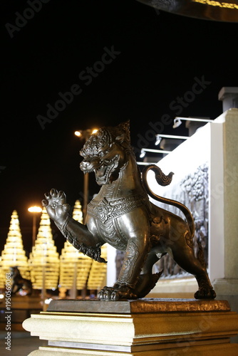 태국 부리람의 랜드마크인 라마 1세 국왕 동상과 호국 기념 광장, 전투용 코끼리 탱크 
