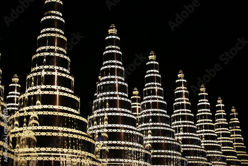 태국 부리람의 호국 상징인 라마 1세 국왕 동상과 역사적 기념 광장
