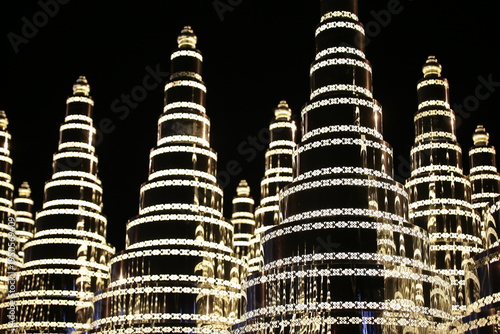 태국 부리람의 호국 상징인 라마 1세 국왕 동상과 역사적 기념 광장
