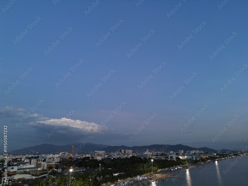 Fototapeta premium 태국 방센 해변의 화려한 야경 조명과 해안선을 따라 펼쳐진 고요한 밤바다 풍경 