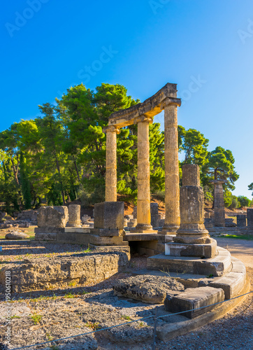 Schilderij op canvas Ionic circular memorial, The Philippeion, at the Archaeological Site of Olympia,