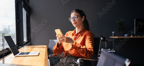 Φωτογραφία Young Indian business woman manager ceo using cell phone mobile app laptop