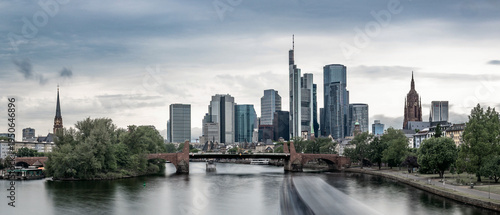 Frankfurt Skyline mit Main und Bankenviertel bei bewölktem Himmel, Deutschland
