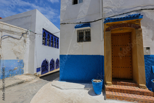 Photos blue and white architecture, traditional wooden door and blue and white architec