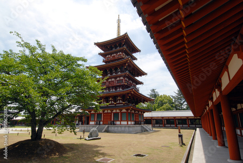 薬師寺　回廊と西塔　奈良市西ノ京町