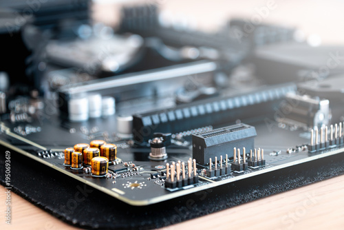 Foto Motherboard close view showing capacitors pins and connectors on desk