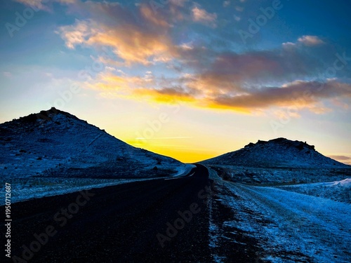 Φωτογραφία A gleaming Montana sunset over a rocky ridge