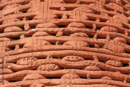 Foto Handcrafted intricate terracotta carvings creating a detailed pattern