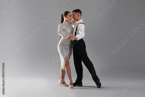 Fotografia Couple of professional dancers on grey background