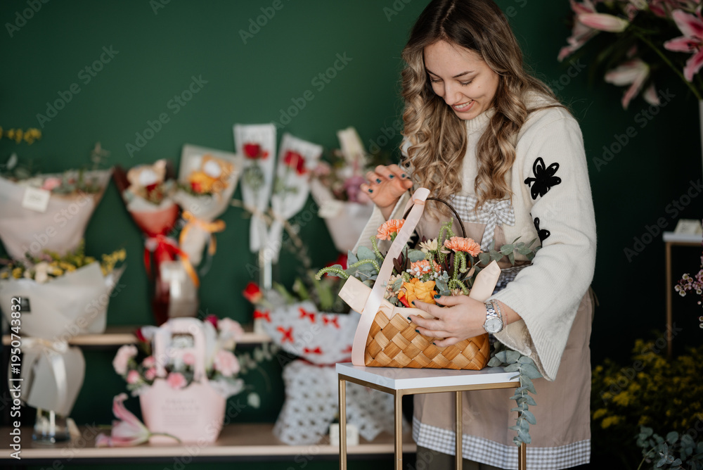 Obraz premium Florist arranging flower basket in small business shop