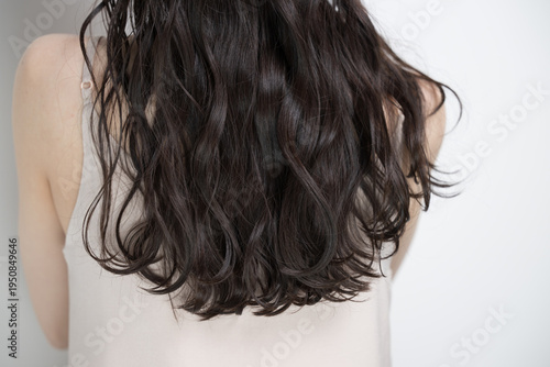 Quadro su tela 白背景に綺麗な黒髪をなびかせるロングヘアでパーマの女性　顔無しの後ろ姿のヘアケアやトリートメントイメージ