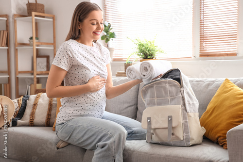Young pregnant woman packin...