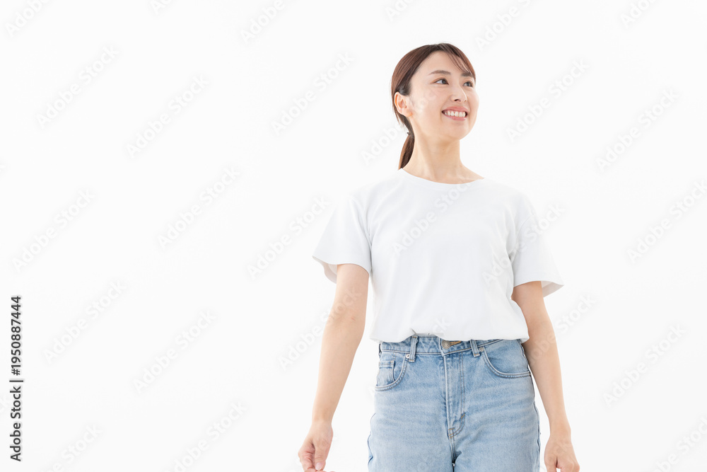 Obraz premium 白バックのTシャツの若い女性
