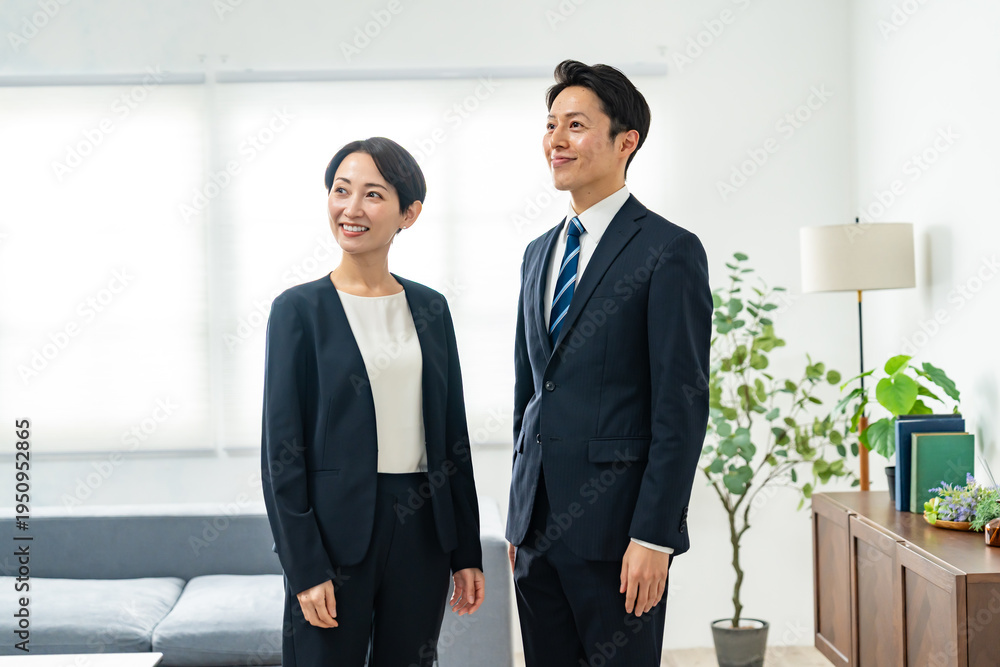 Fototapeta premium 外を見つめるビジネスマン二人