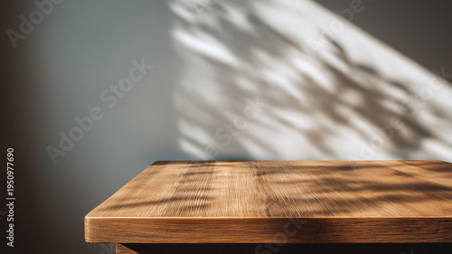 木製テーブルに落ちる光と影のミニマル背景 ナチュラルな質感