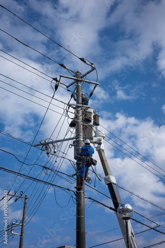 電柱の電気工事をする作業員