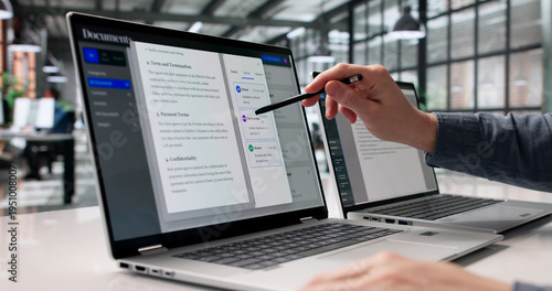 Foto Diligent Professional Systematically Arranges Digital Documents On Laptop