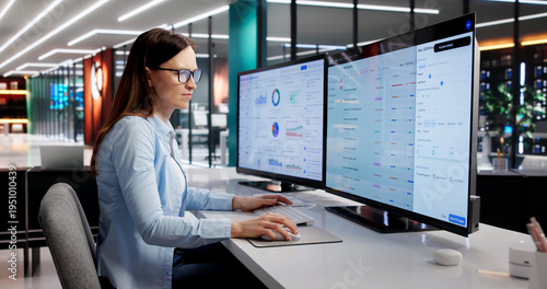 Foto Female Compliance Officer Analyzing Risk Scores Across Several Monitor