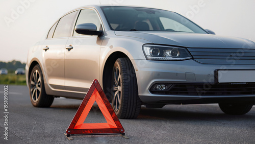Foto car crash, ​An orange warning triangle stands on the ground, The vehicle has bro