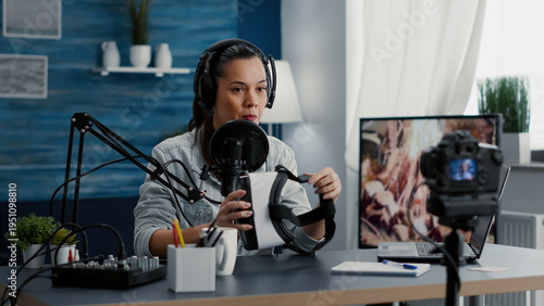 Foto Content creator promoting modern VR headset while recording video