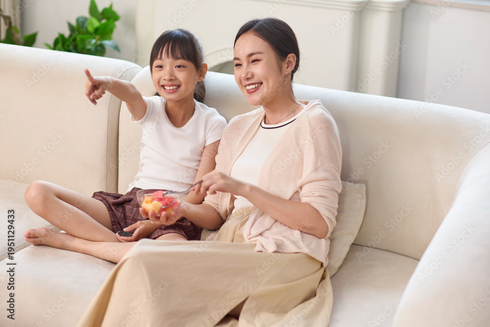 © Blue Jean Images - Mum hanging out with her daughter at home
