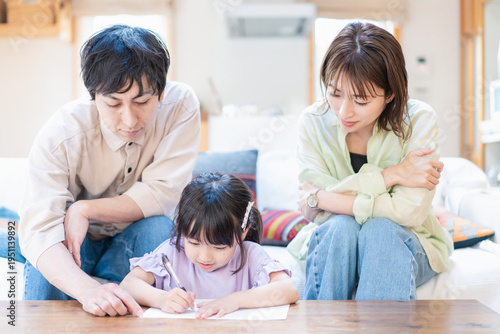 Canvastavla 家でお勉強をする女の子と両親