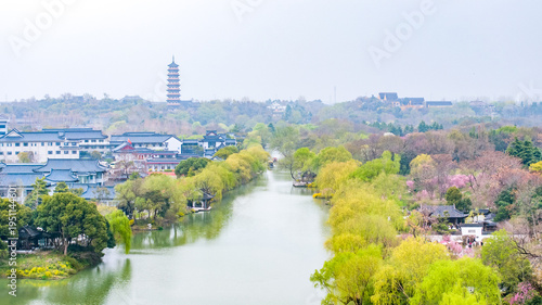 Quadro em tela Aerial view of visitors enjoying spring blossom scenery at Slender West Lake in Yangzhou, Jiangsu Province, China
