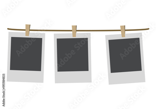 紐に吊るされた3枚の写真