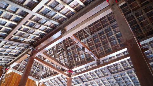 Εκτύπωση καμβά Intricate wooden roof structure with visible beams and rafters from a low angle