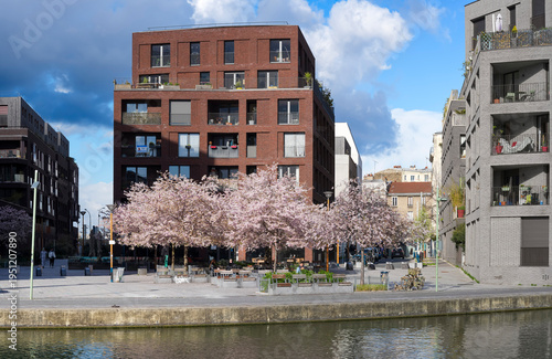 Tableau sur toile Paris, France - 03 14 2026: Ourcq Canal