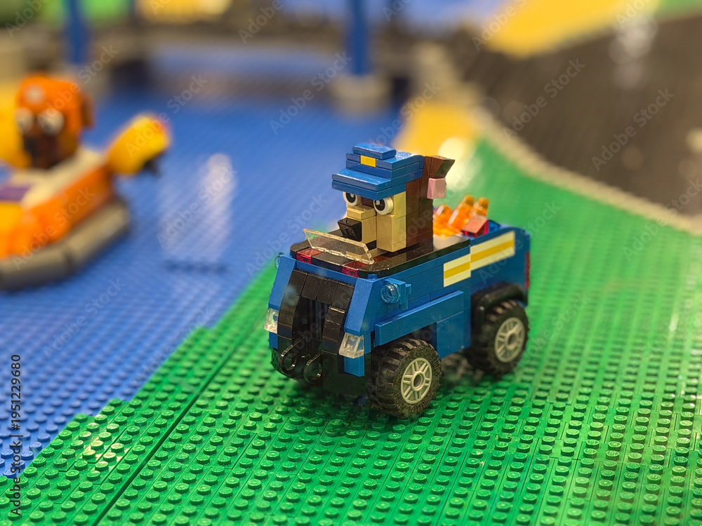 Naklejka premium Blue brick vehicle with character figure