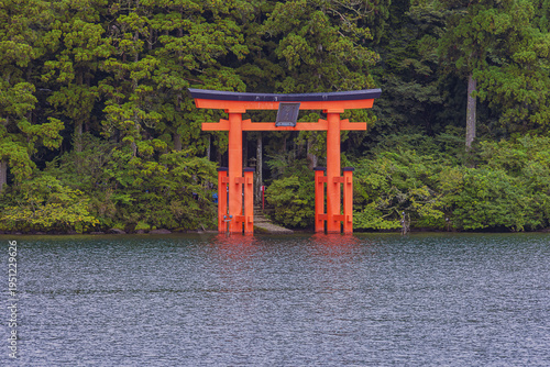 Tableau sur toile The Heiwa-no-Torii, the access to the Hakone Shrine