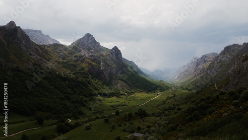 Perspectiva elevada de las montañas y valle de Somiedo, Asturias, España