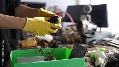 Cuadro en lienzo E-waste in the recycling center