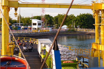 Fotobehang Voertuigen Voertuigen aan boord ferry Lombok  © Mahbub Karumbu