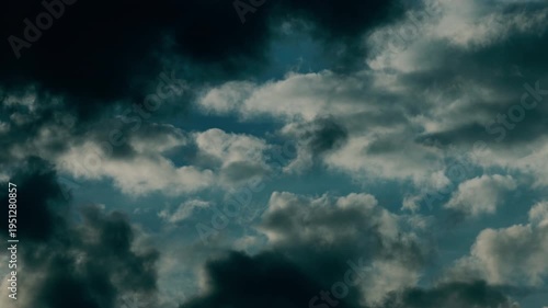 4K 59,94fps Overcast Motion: Moody Dark Formations Moving Left to Right