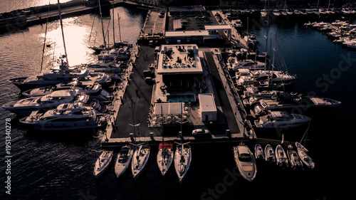 Fotografía Barco tradicional amarrado en el puerto de Mallorca durante el atardecer