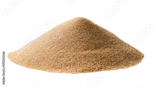 Foto Isolated pyramid of fine granular brown sand or unrefined sugar forming a small