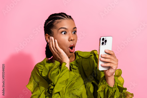 Foto Surprised young African American woman takes a selfie in a bright pink studio we