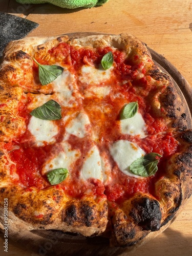 pizza fatta al forno, margherita