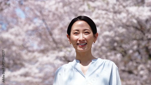 満開の桜と女性　スローモーション