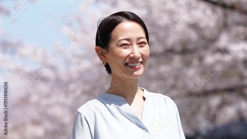 満開の桜と女性　スローモーション