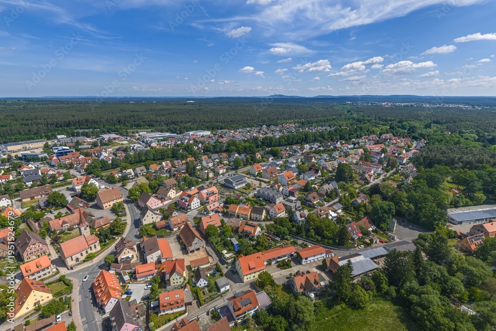 Obraz premium Ausblick auf Röthenbach bei Sankt Wolfgang an der Schwarzach im südlichen Nürnberger Reichswald von oben