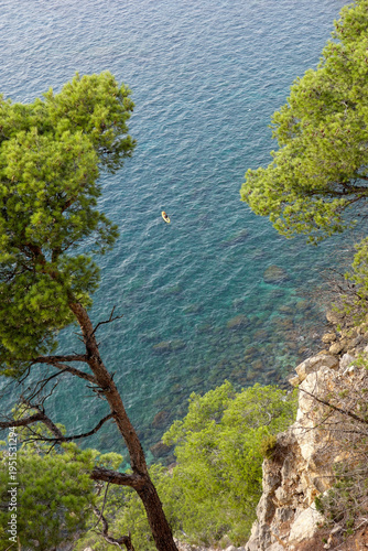 Sentier du littoral permettant de rejoindre Bandol depuis Saint-Cyr-sur-Mer en longeant la mer à travers de superbes calanques