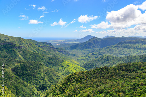モーリシャスで眺めるとても美しい緑の風景A beautiful green landscape in Mauritius