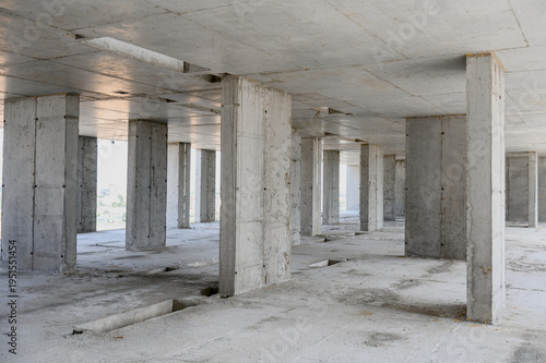 Foto Concrete pillars inside unfinished building structure with open space