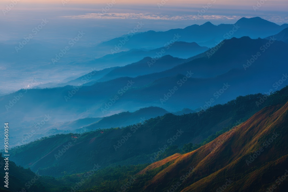 Fototapeta premium 早朝、青い空の下に山々がそびえ立つ