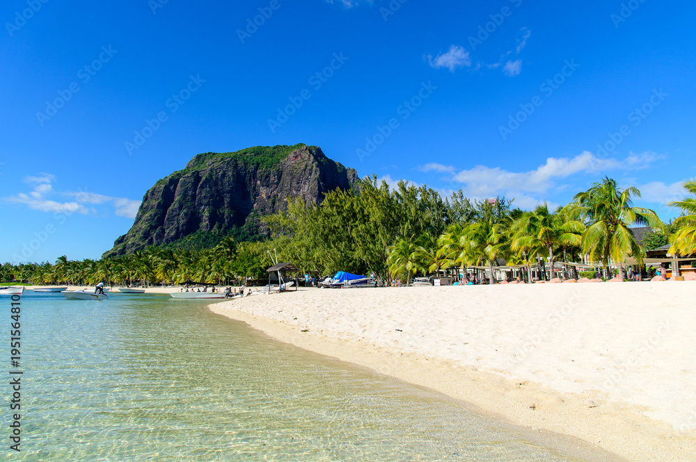 Fototapeta premium モーリシャスにあるル・モーン山のとても美しい風景A beautiful view of Mount Le Morne in Mauritius